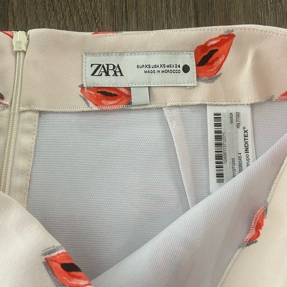 Zara High Waist ZW Collection White and Red Lip Print Mini Skirt. Sz Extra Small - Picture 4 of 5